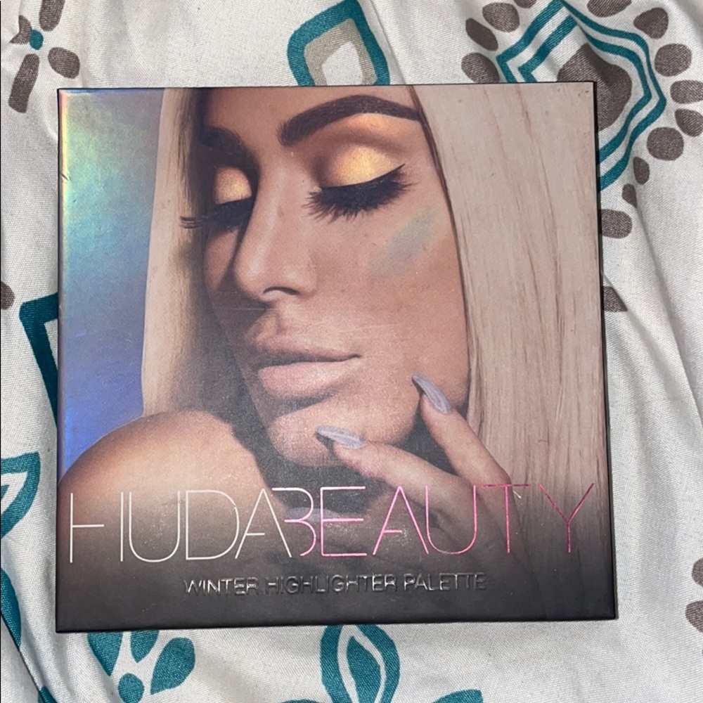Huda beauty highlighter pallet